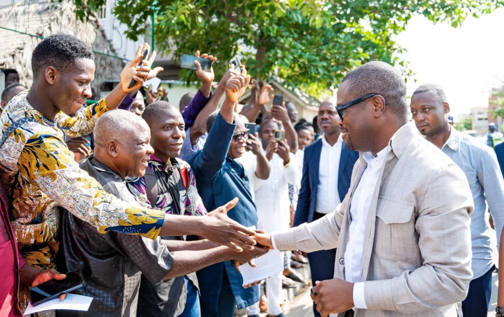 Romuald Wadagni saluant les populations